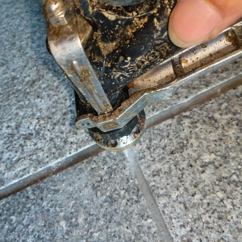 玄関床の目地からシロアリ駆除剤を注入