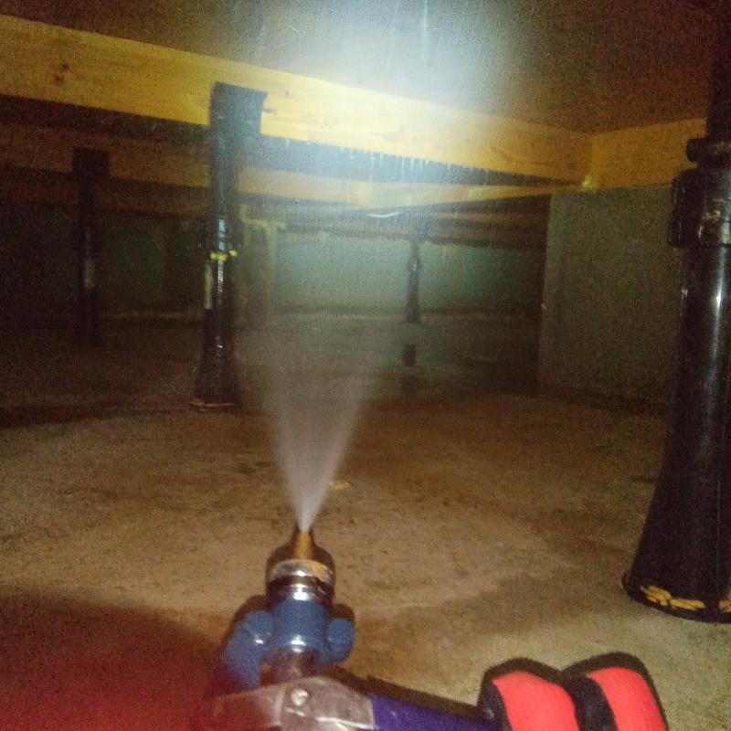 床下木材にシロアリ駆除剤を散布