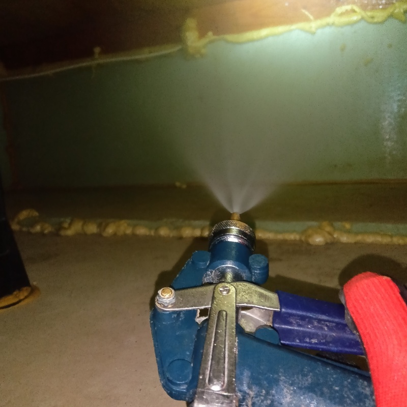 基礎にシロアリ駆除剤を散布