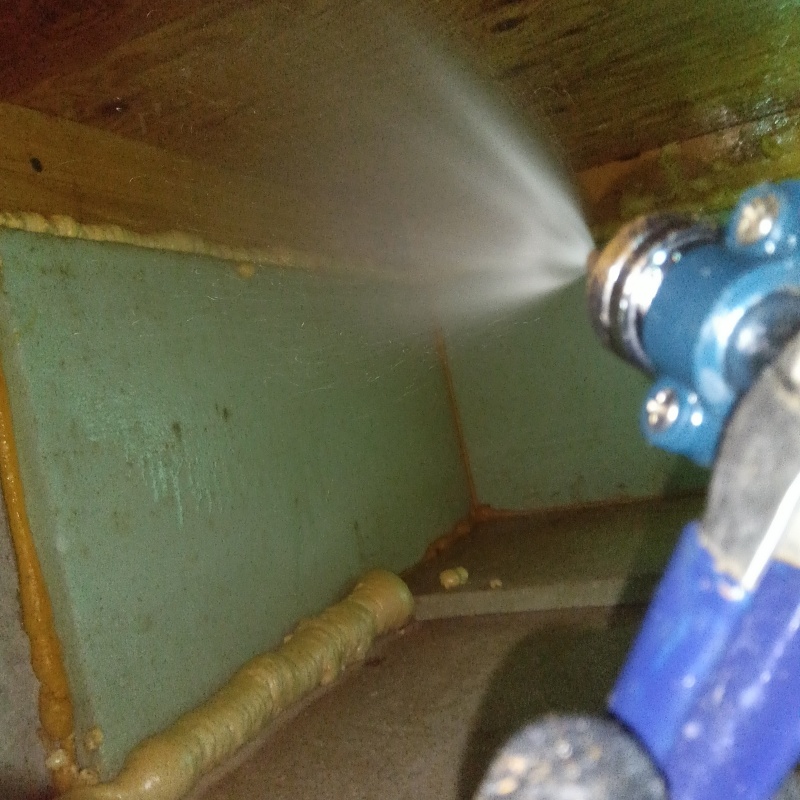 基礎にシロアリ駆除剤を吹き付けている様子