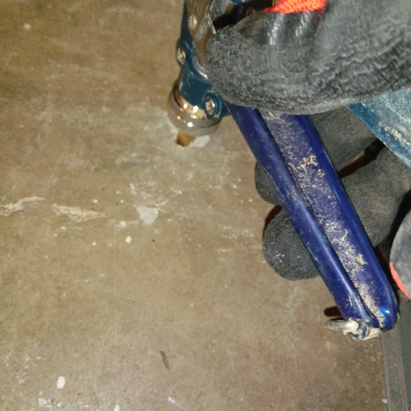 コンクリートに穴を開けてシロアリ駆除剤を注入