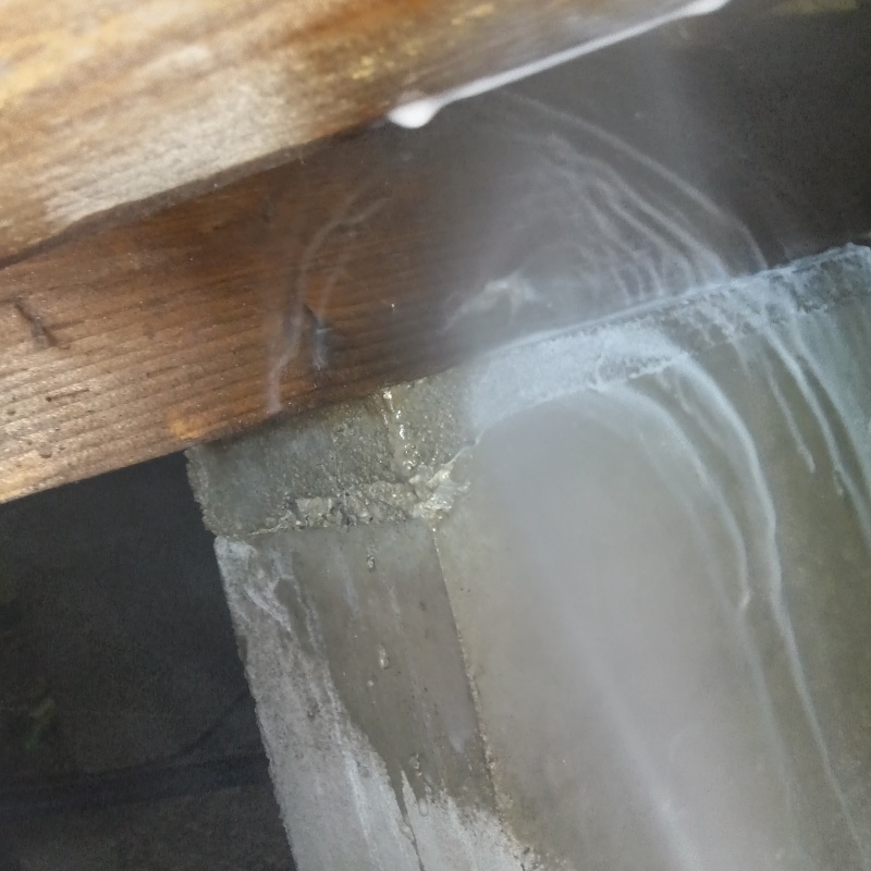 床下木材にシロアリ駆除剤を散布