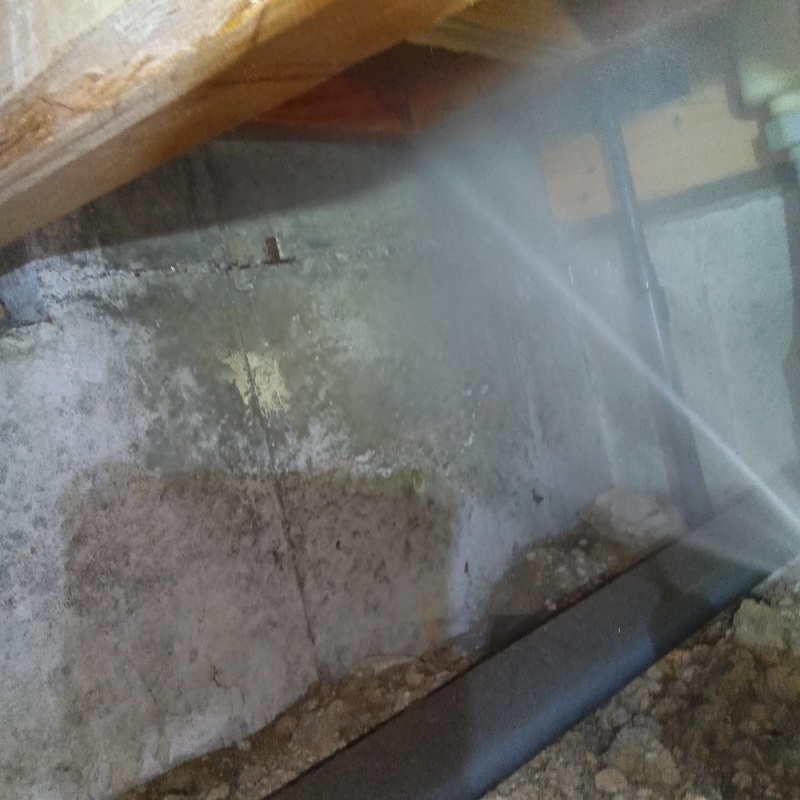 基礎にシロアリ駆除剤を散布