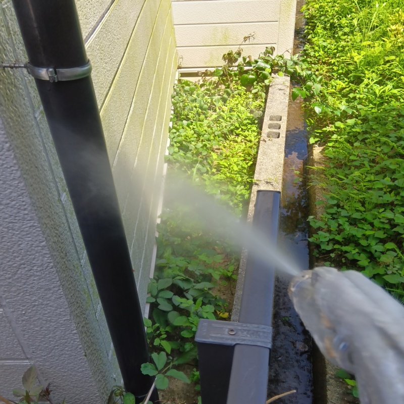 建物外周の土壌にシロアリ駆除剤を散布