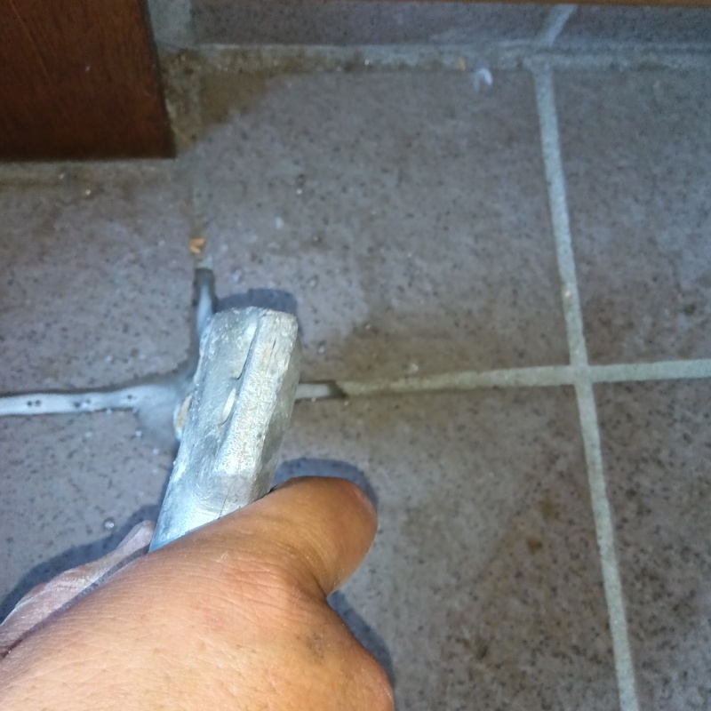 玄関床に穴を開けてシロアリ駆除剤を注入