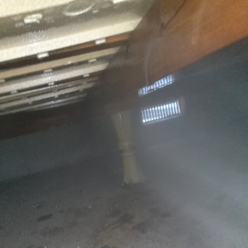 床下断熱材にシロアリ駆除剤を散布