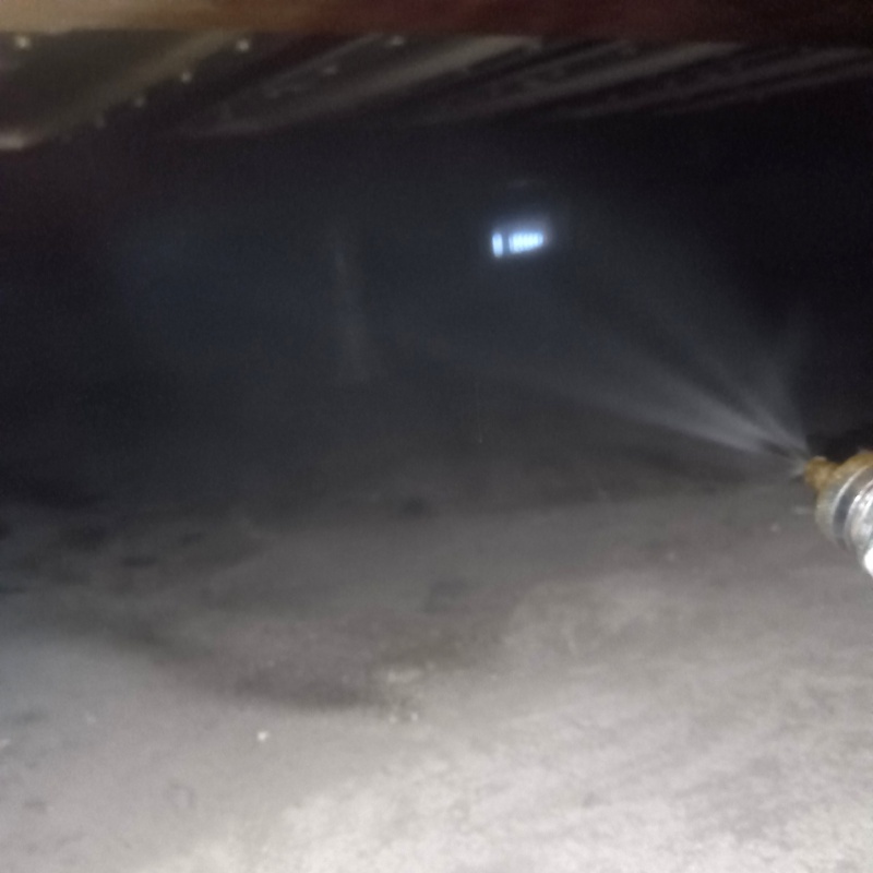 地面・基礎にシロアリ駆除剤を散布