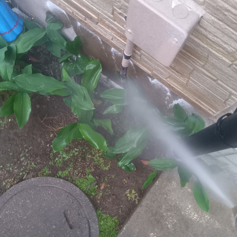 建物外周の土壌にシロアリ駆除剤を散布