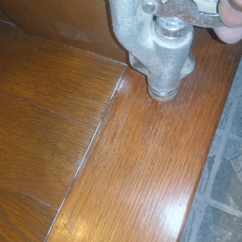 床材に穴を開けてシロアリ駆除剤を注入