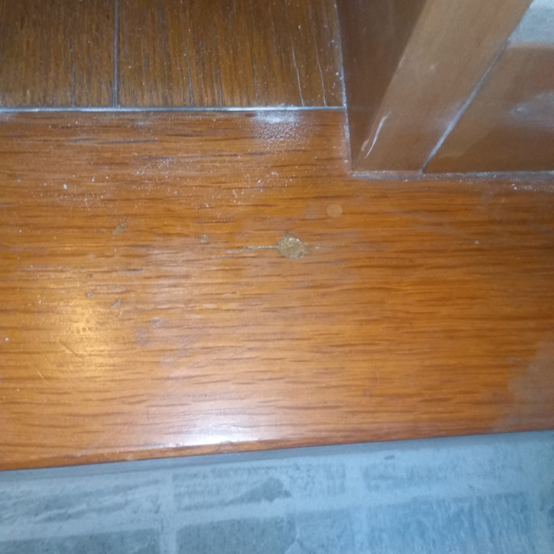 開けた穴をパテで補修