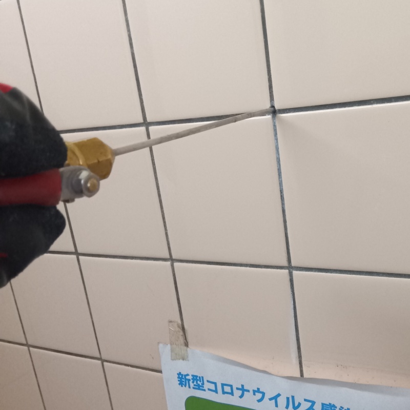 トイレ壁の目地からシロアリ駆除剤を注入