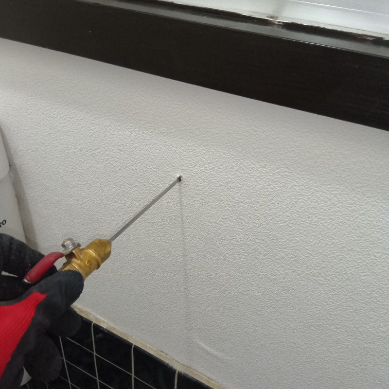 壁材に穴を開けてシロアリ駆除剤を注入