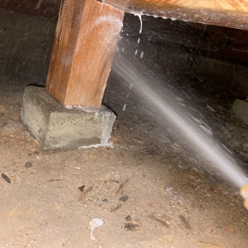 床下木材に防蟻剤を散布