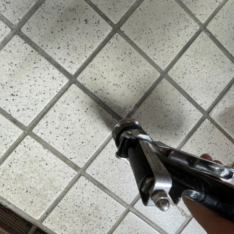 玄関床に穴を開けて防蟻剤を注入