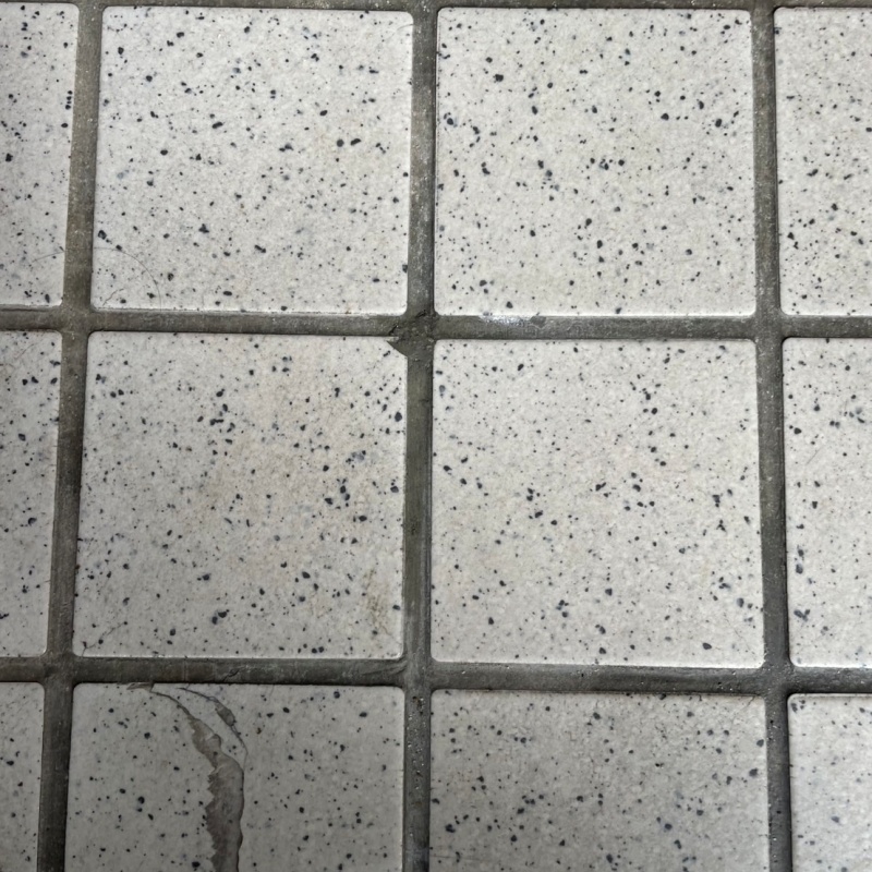 開けた穴をパテで補修