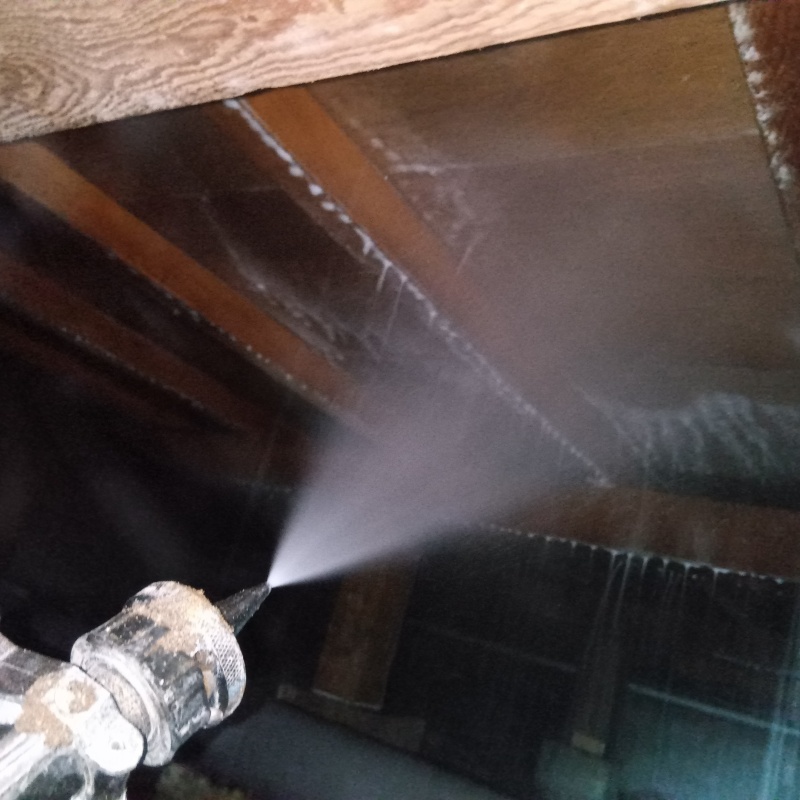 床下木材にシロアリ駆除剤を散布