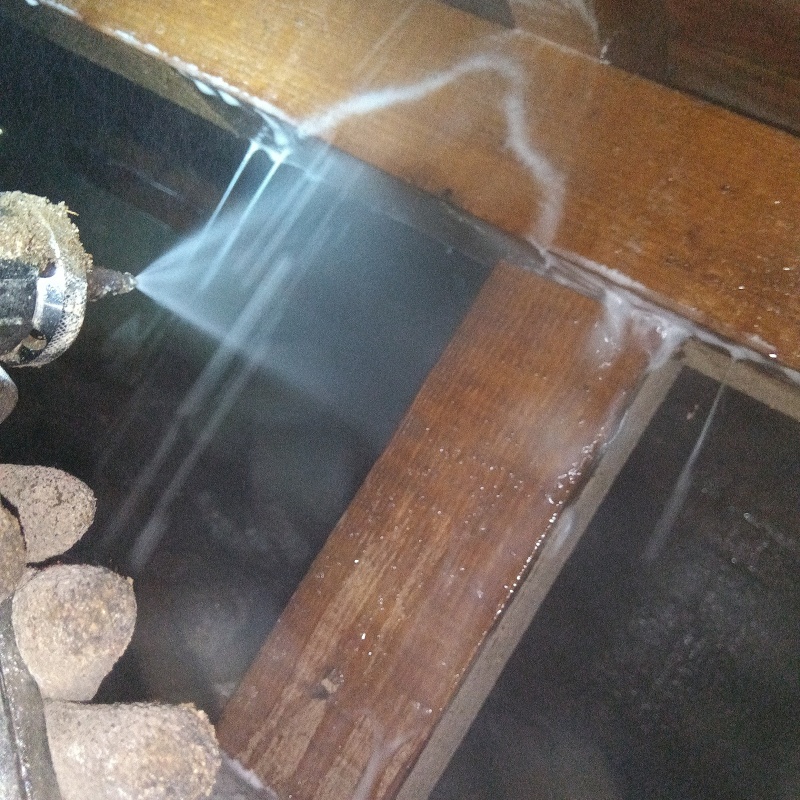 床下木材にシロアリ駆除剤を散布