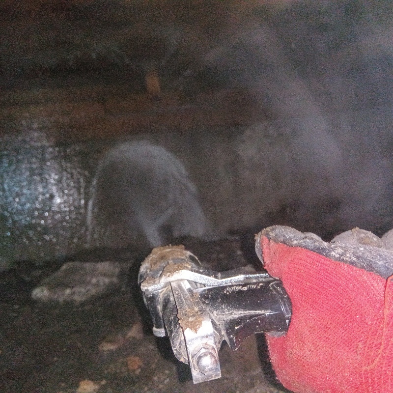 基礎にシロアリ駆除剤を散布