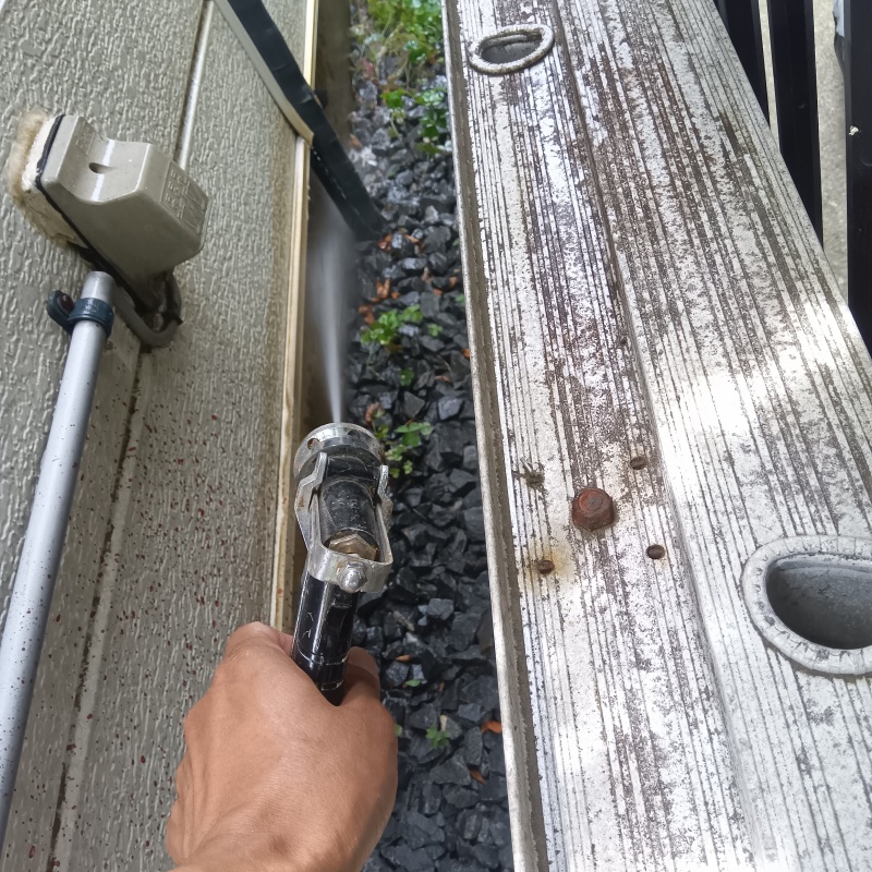 建物外周の土壌にシロアリ駆除剤を散布