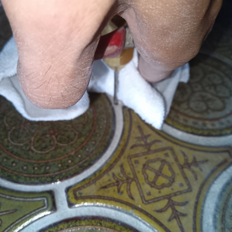 玄関床の目地からシロアリ駆除剤を注入