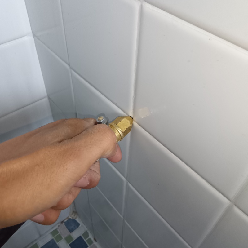 浴室壁に穴を開けてシロアリ駆除剤を注入