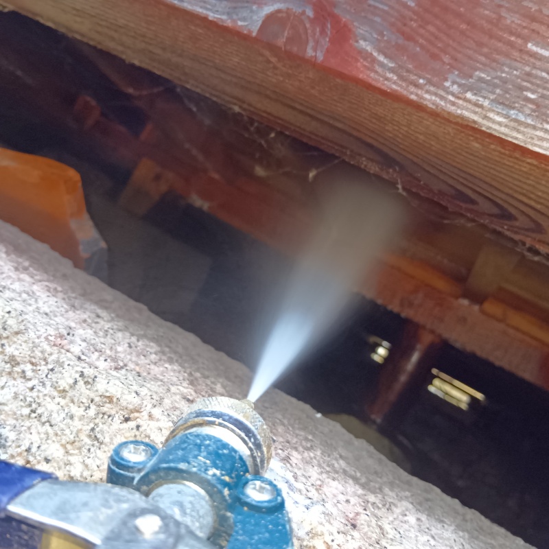 床下木材にシロアリ駆除剤を散布