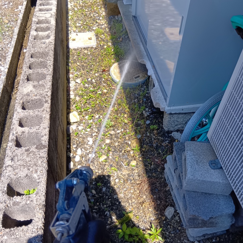 建物外周の土壌にシロアリ駆除剤を散布