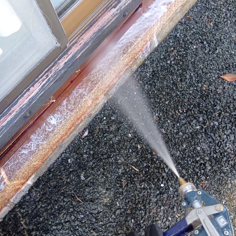 建物外周の土壌にシロアリ駆除剤を散布