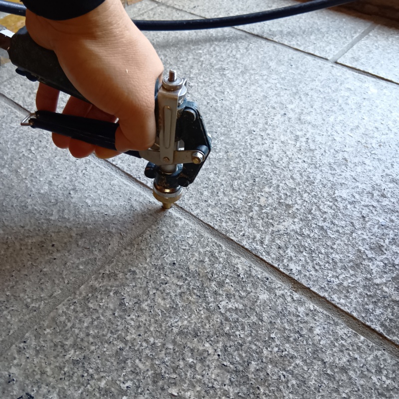 玄関床に穴を開けてシロアリ駆除剤を注入