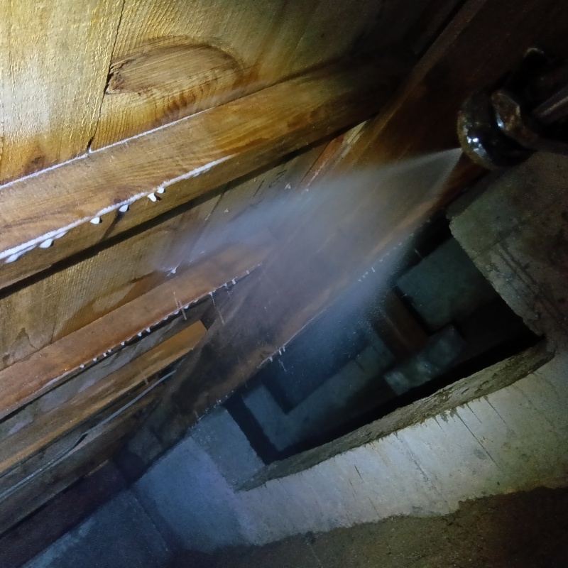 床下木材にシロアリ駆除剤を散布