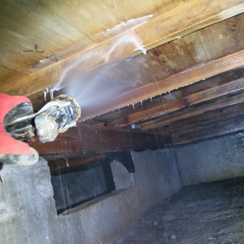 床下木材にシロアリ駆除剤を散布