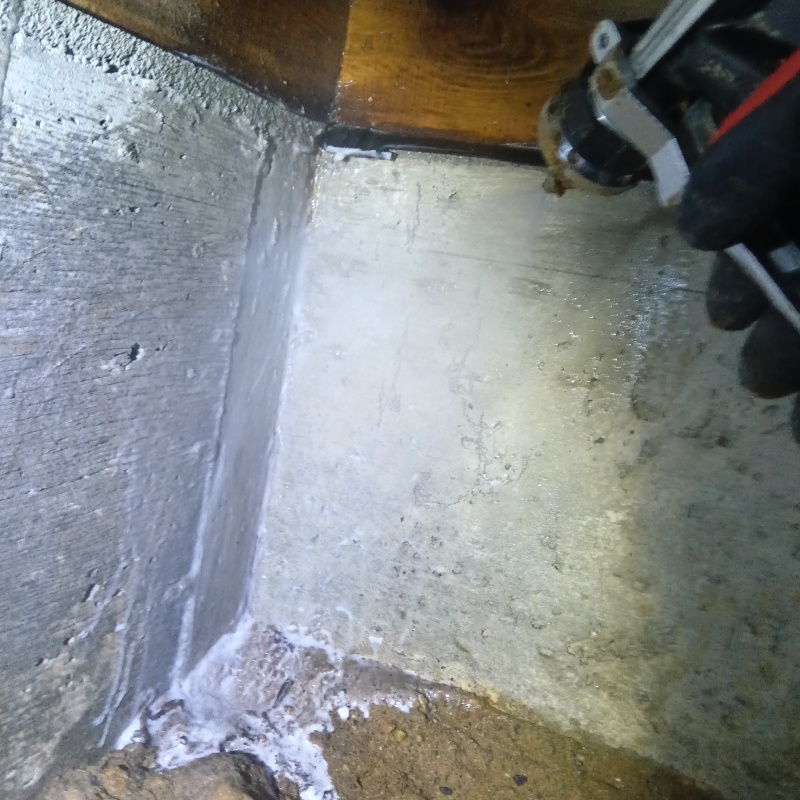 基礎にシロアリ駆除剤を散布