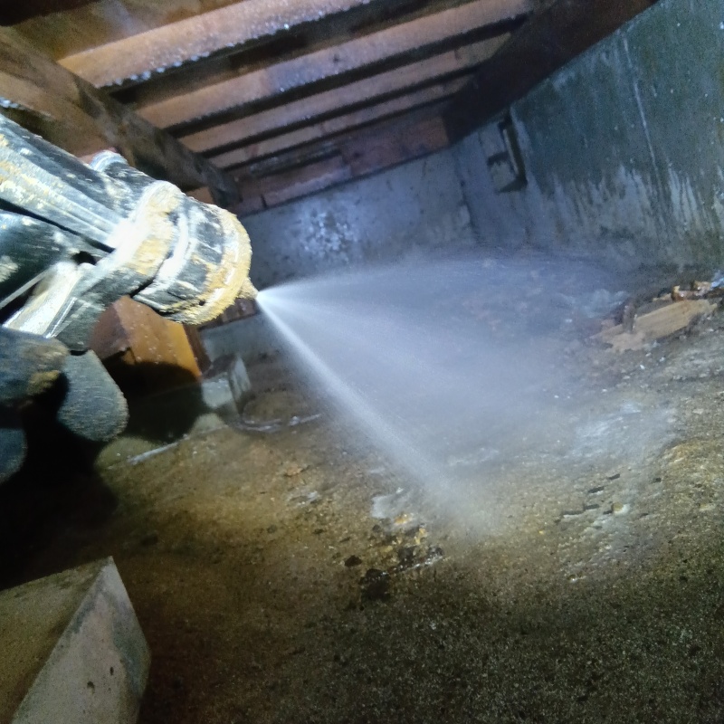 地面にシロアリ駆除剤を散布