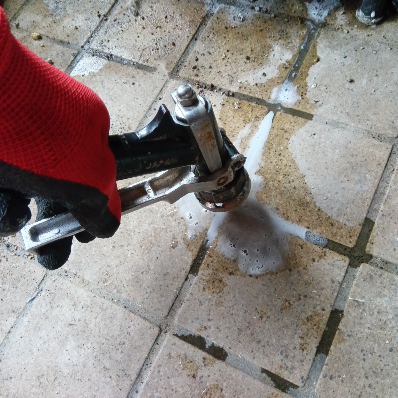 玄関床の目地からシロアリ駆除剤を注入