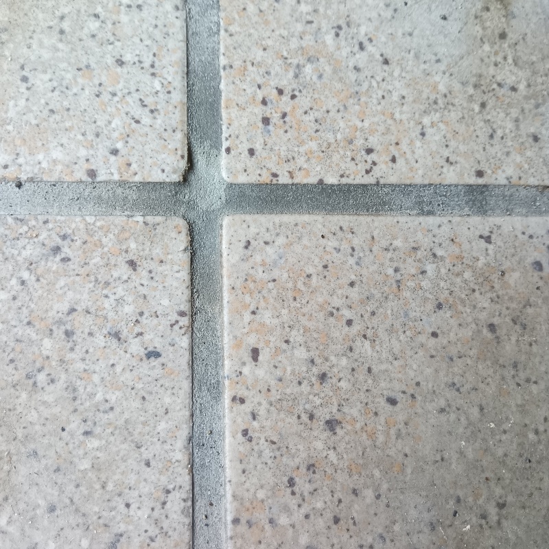 開けた穴をパテで補修