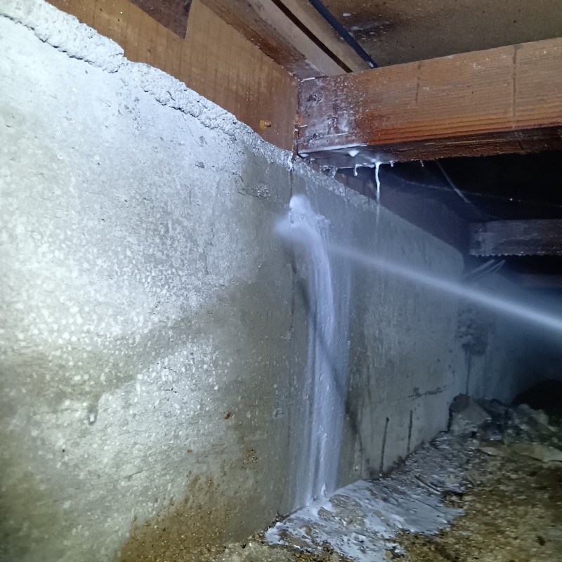 基礎にシロアリ駆除剤を散布