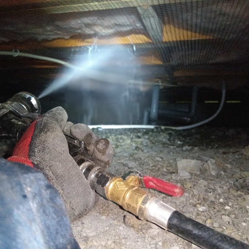 床下木材に防蟻剤を散布