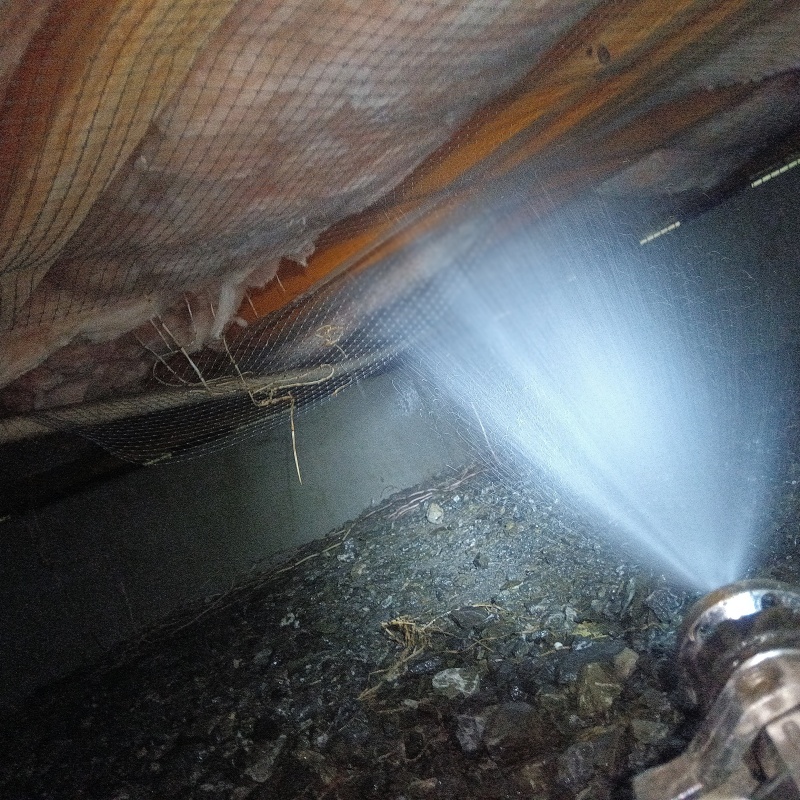 床下断熱材に防蟻剤を散布