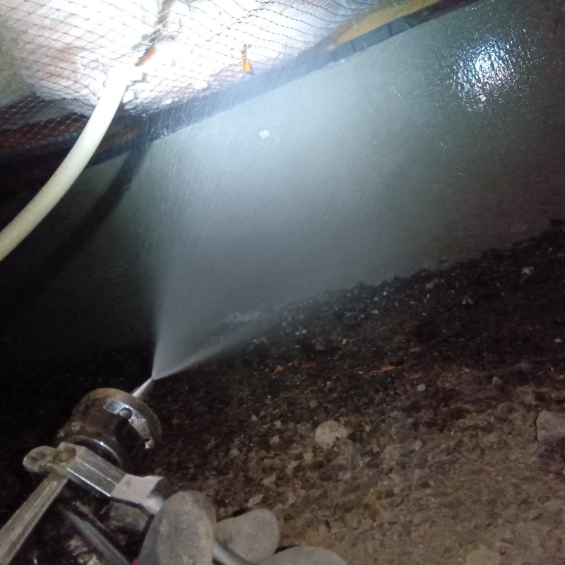 地面に防蟻剤を散布