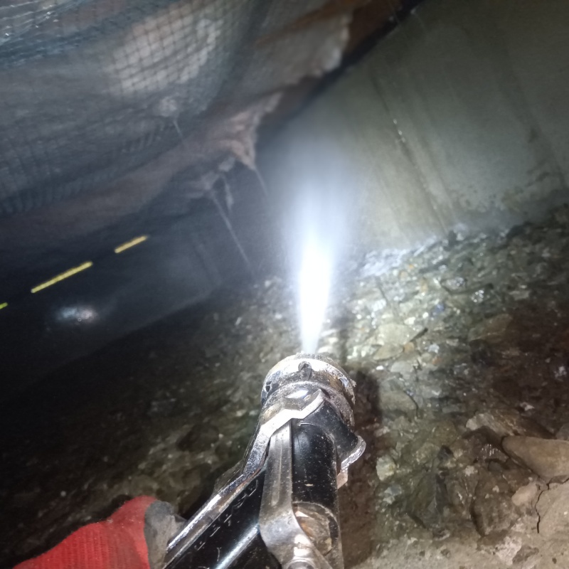 基礎に防蟻剤を散布