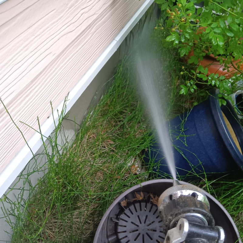 建物外周の土壌に防蟻剤を散布