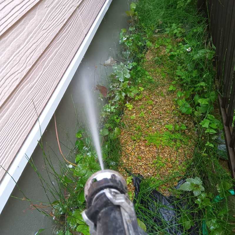 基礎まわりに防蟻剤を散布