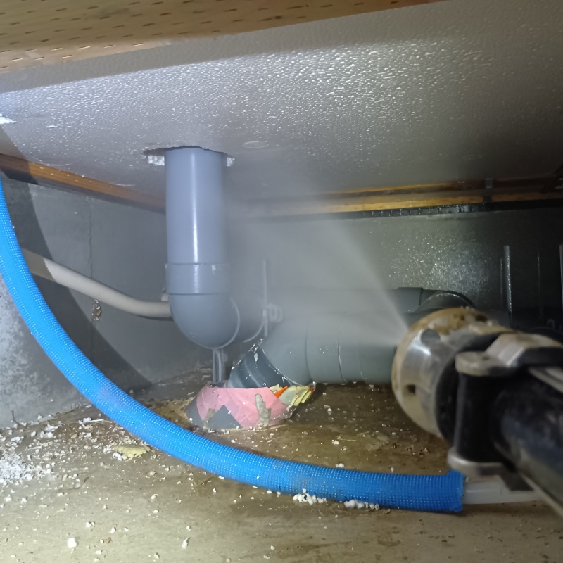 床下木材に防蟻剤を散布