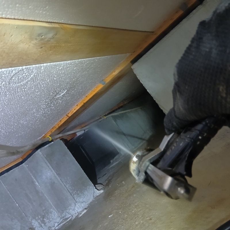 床下断熱材に防蟻剤を散布