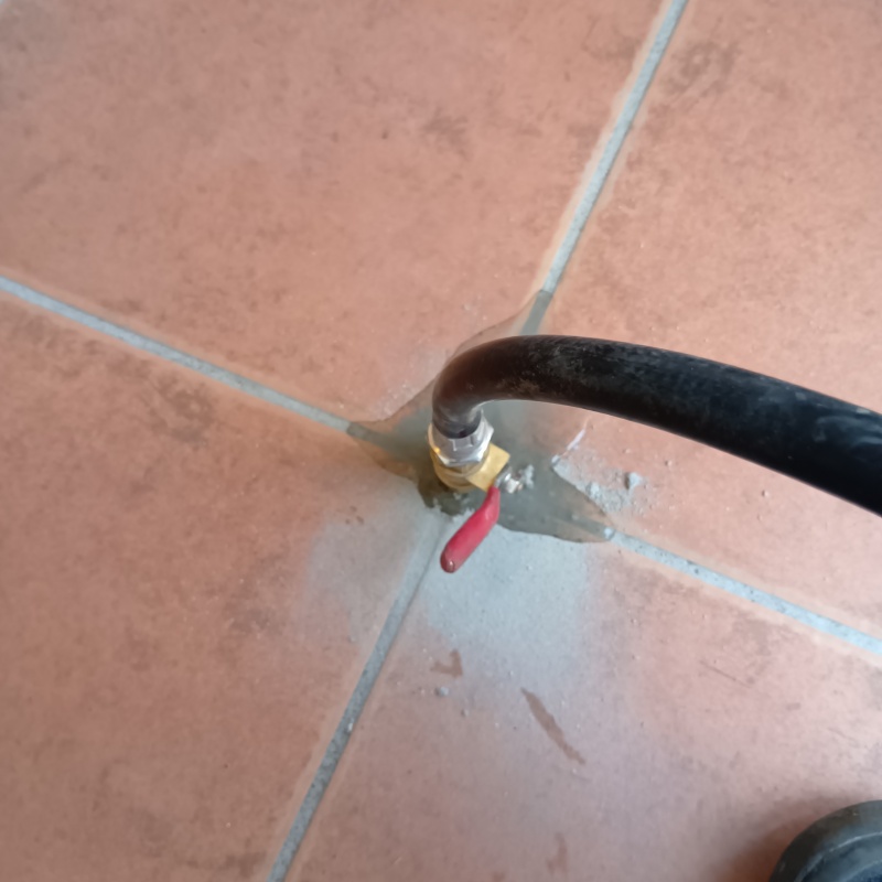 玄関床の目地から防蟻剤を注入