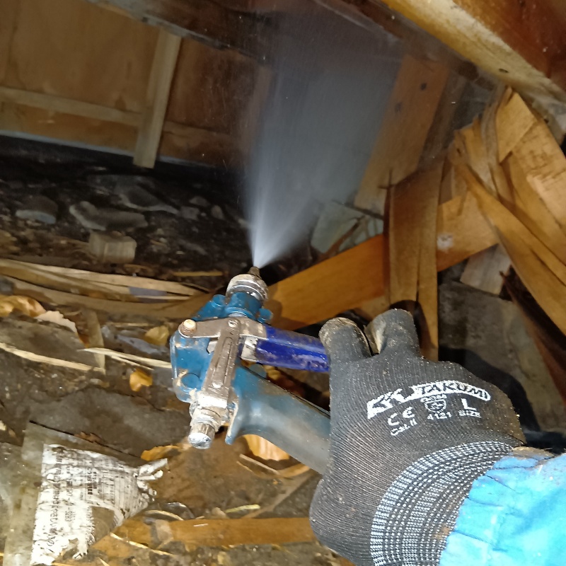 床下木材にシロアリ駆除剤を散布