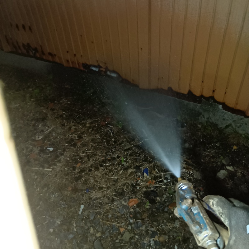 基礎まわりにシロアリ駆除剤を散布