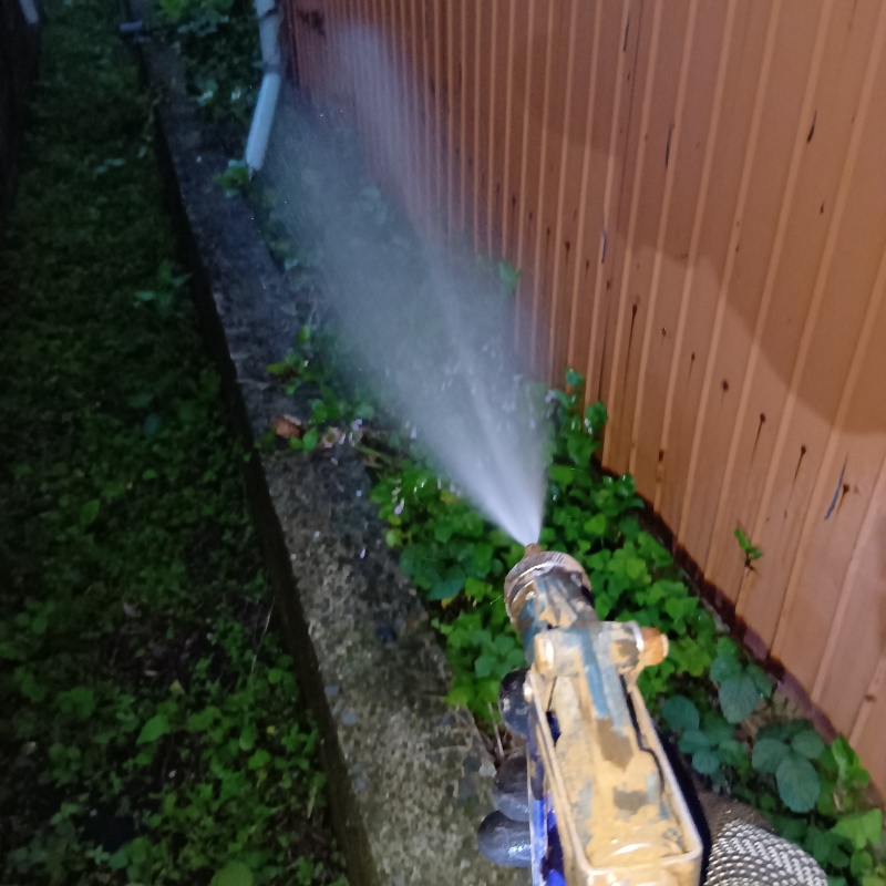 建物外周の土壌にシロアリ駆除剤を散布