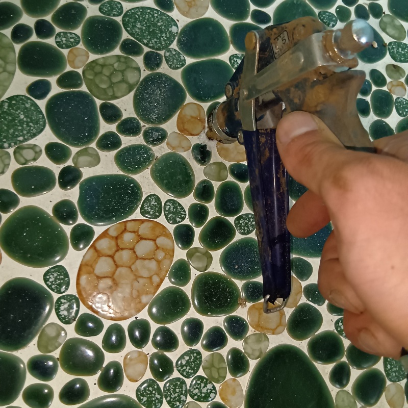 浴室床に穴を開けてシロアリ駆除剤を注入