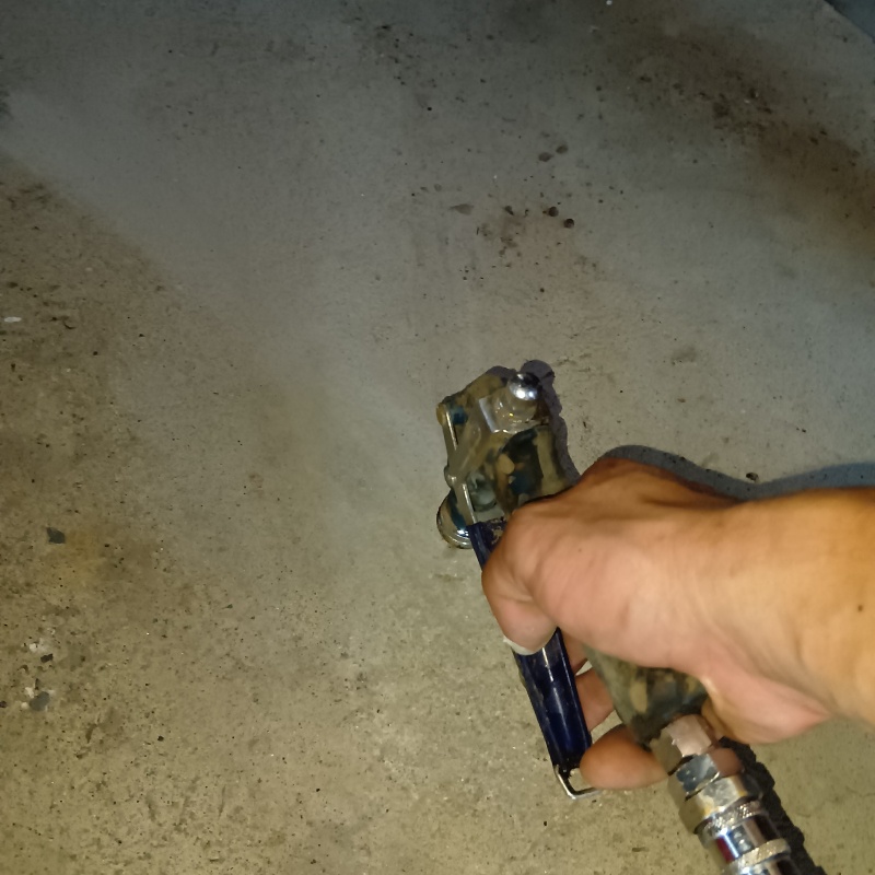 コンクリートに穴を開けてシロアリ駆除剤を注入